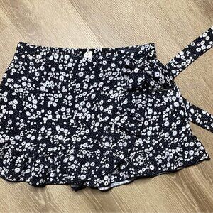 Black & White Floral Tie-Front Skort – Ruffle Hem – Size Medium